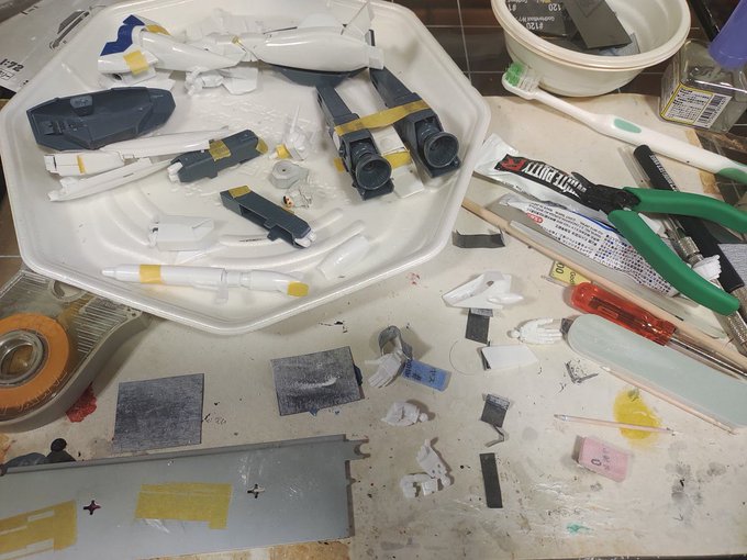 ハセガワのマクロスの1/72VF-1スーパーバルキリーBを作ろう!9😉
腕のパーツのやすりがけが終わってようやく足のパーツに入ったところ。
手首はパテ盛って削ってパテ盛って削ってでまだまだ時間がかかる模様。
ヒケとパーツの合いが酷い…パテ盛らないとまともに削れない。🫤 