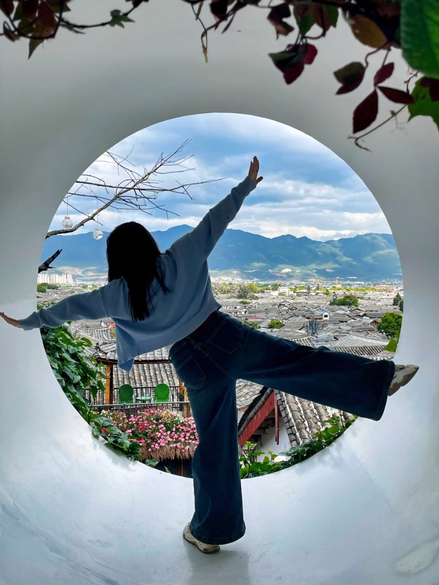 Uncommonswift's tweet image. ✨🌸 Collecting moments, not things… arms wide open to the beauty of life, heart full of gratitude, and soul dancing with the wind. 🌊⛰ Every view is a reminder that there’s magic in simply being alive.