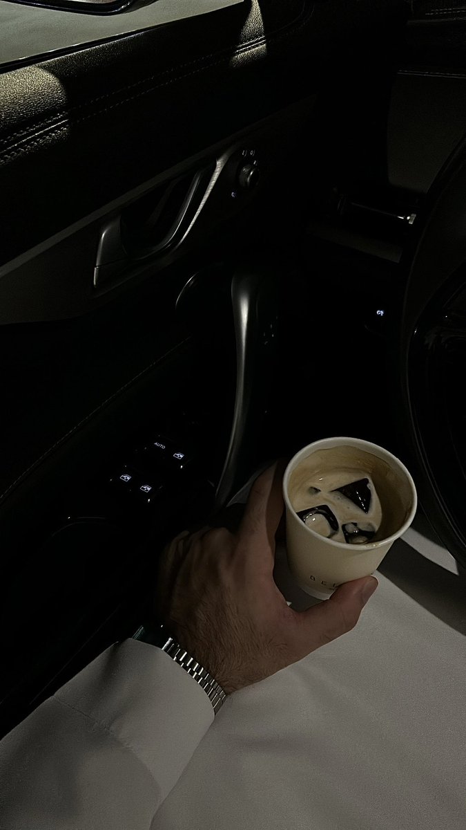 أشياء عاديه بس تسعد 
فره بالسياره مع كوب قهوه