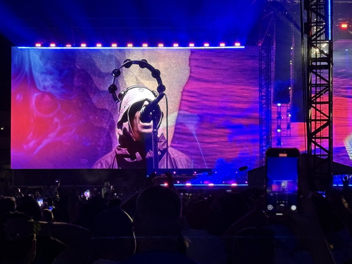 wilb118's tweet photo. Glad I made the effort to witness this comeback of all comebacks. @liamgallagher @NoelGallagher absolute legends. Felt good to feel youngish again for 2 hours 💙 https://t.co/mWWugeSi71