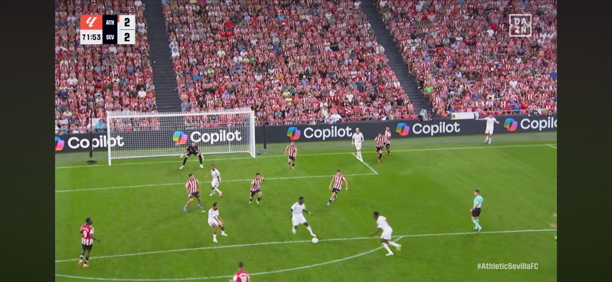 gerardodpl14's tweet photo. Hasta 5 jugadores esperaban el pase de Juanlu que da lugar al gol de Agoumé. Acumulación de jugadores https://t.co/lDuajko1Tp