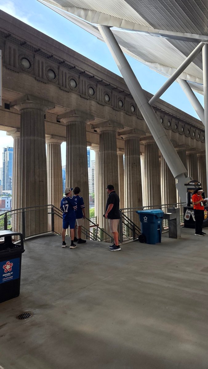 csmead7's tweet image. You are looking live.. preseason pregame Soldier Field