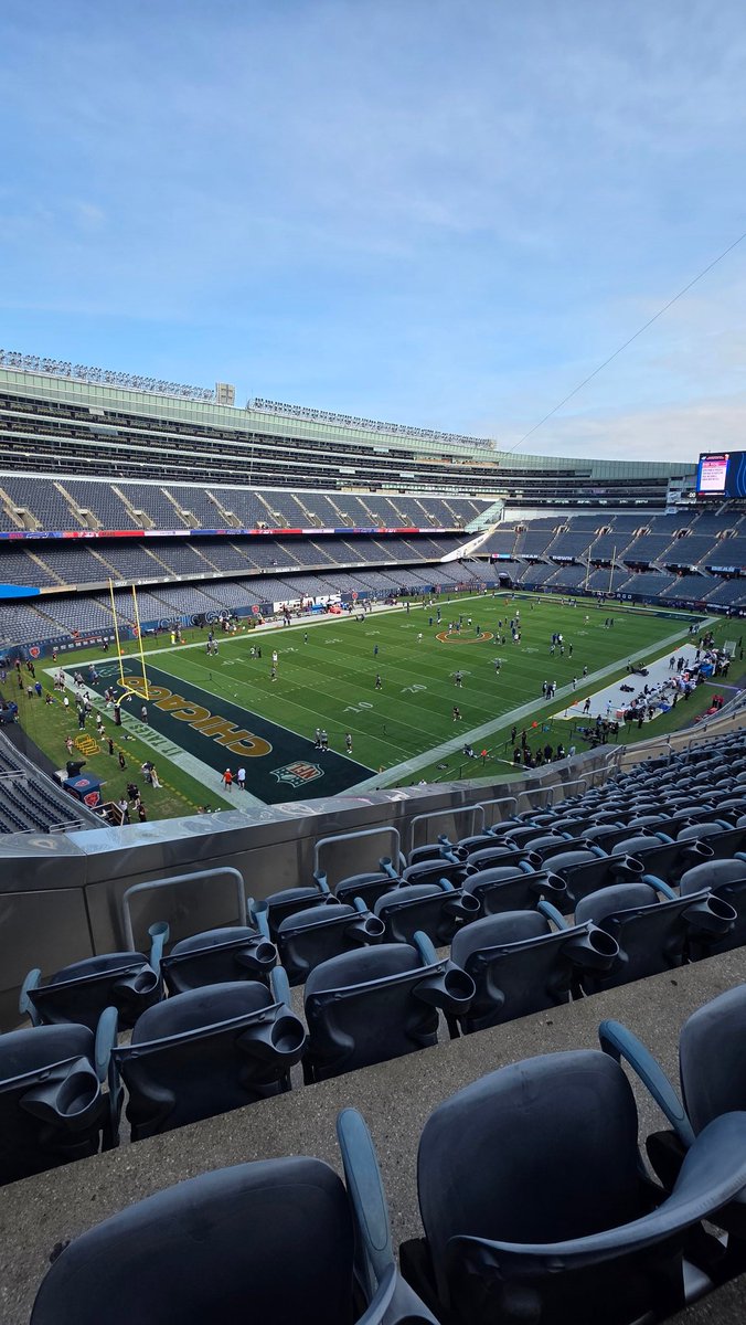 csmead7's tweet image. You are looking live.. preseason pregame Soldier Field