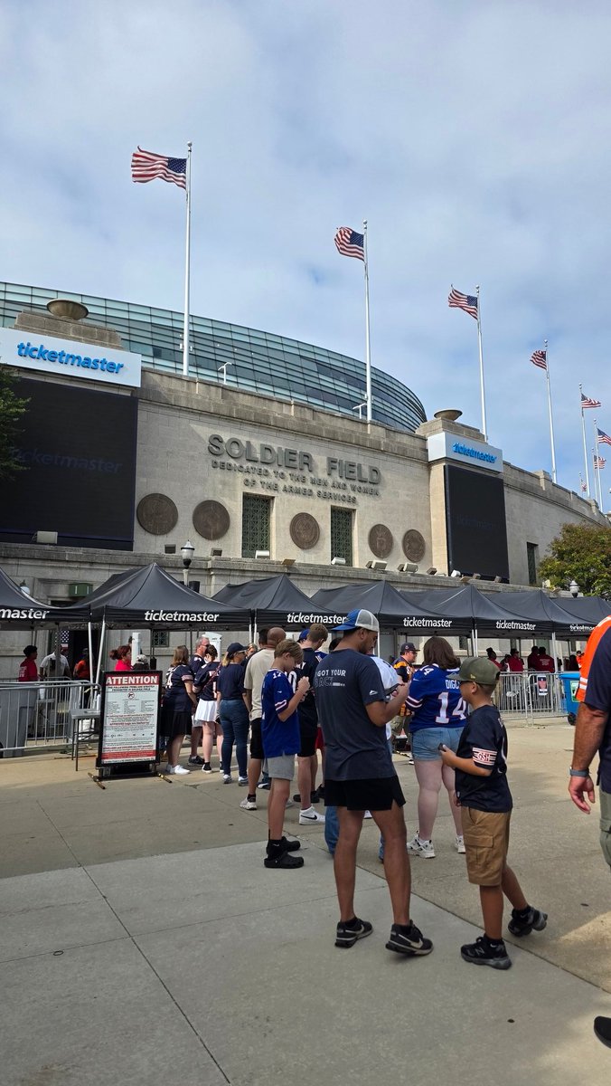 csmead7's tweet image. You are looking live.. preseason pregame Soldier Field