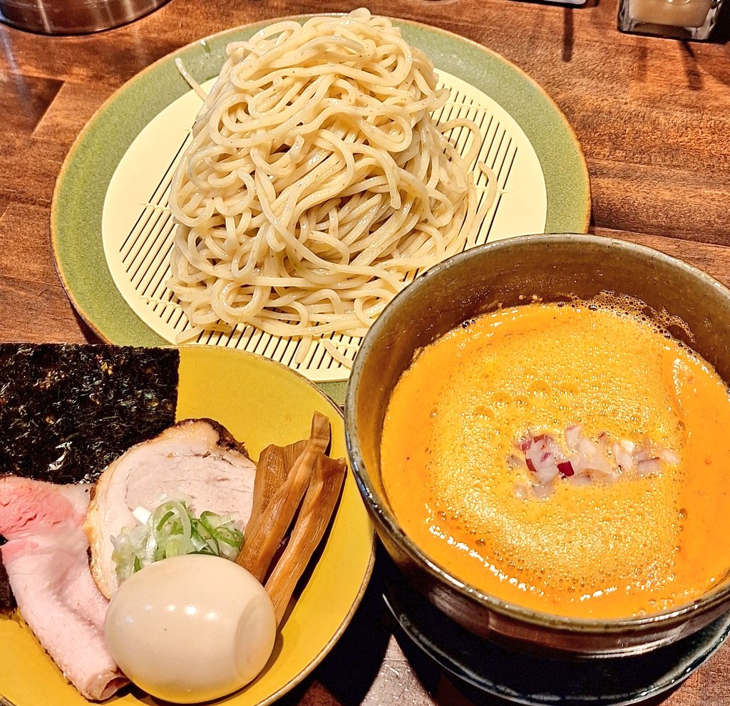 千葉県柏市千代田2-2-6

中華そば 榮田

味玉 ごまの辛いつけそば(辛さ控えめ)

胡麻の旨味が素晴らしい濃厚なつけ汁🤗
辛さはラーメンのごま辛の1.5倍位の辛さ
辛いの苦手な人は慎重に食べるべし🖐
ロースが安定の超舌美味😋
ご馳走様でした🙏
#柏市 #中華そば #榮田
#ラーメンWalker #銅賞 #つけそば