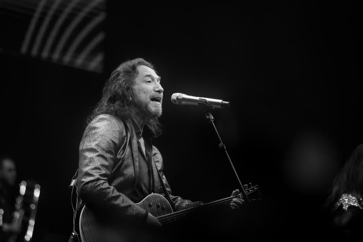 MarcoASolis's tweet photo. Anoche viví una velada inolvidable en Durant, Oklahoma. El público llenó de magia el Choctaw Grand Theater y juntos compartimos emociones, recuerdos y canciones que nos acercaron más que nunca.

Gracias por entregarse con tanta pasión, por cantar conmigo cada verso y por hacer de esta parada del #MASCercaDeTi  un encuentro tan especial.