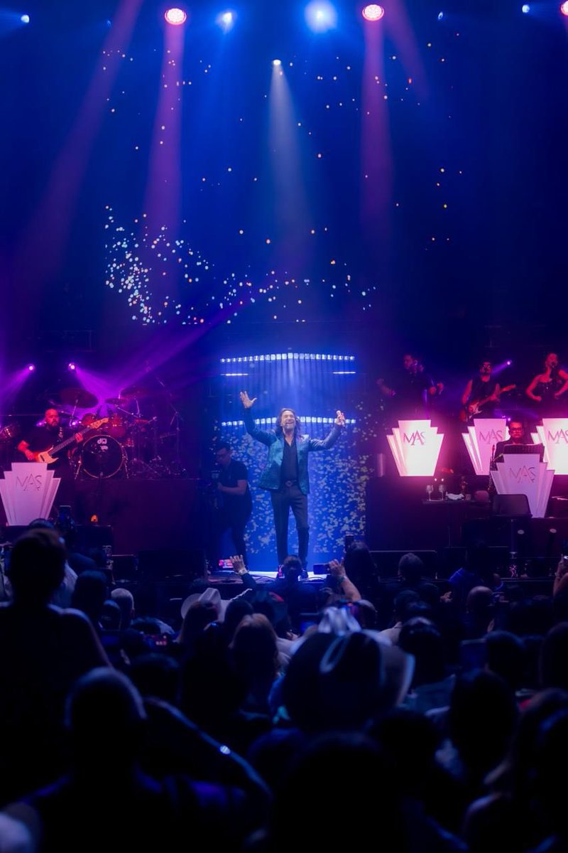 MarcoASolis's tweet photo. Anoche viví una velada inolvidable en Durant, Oklahoma. El público llenó de magia el Choctaw Grand Theater y juntos compartimos emociones, recuerdos y canciones que nos acercaron más que nunca.

Gracias por entregarse con tanta pasión, por cantar conmigo cada verso y por hacer de esta parada del #MASCercaDeTi  un encuentro tan especial.