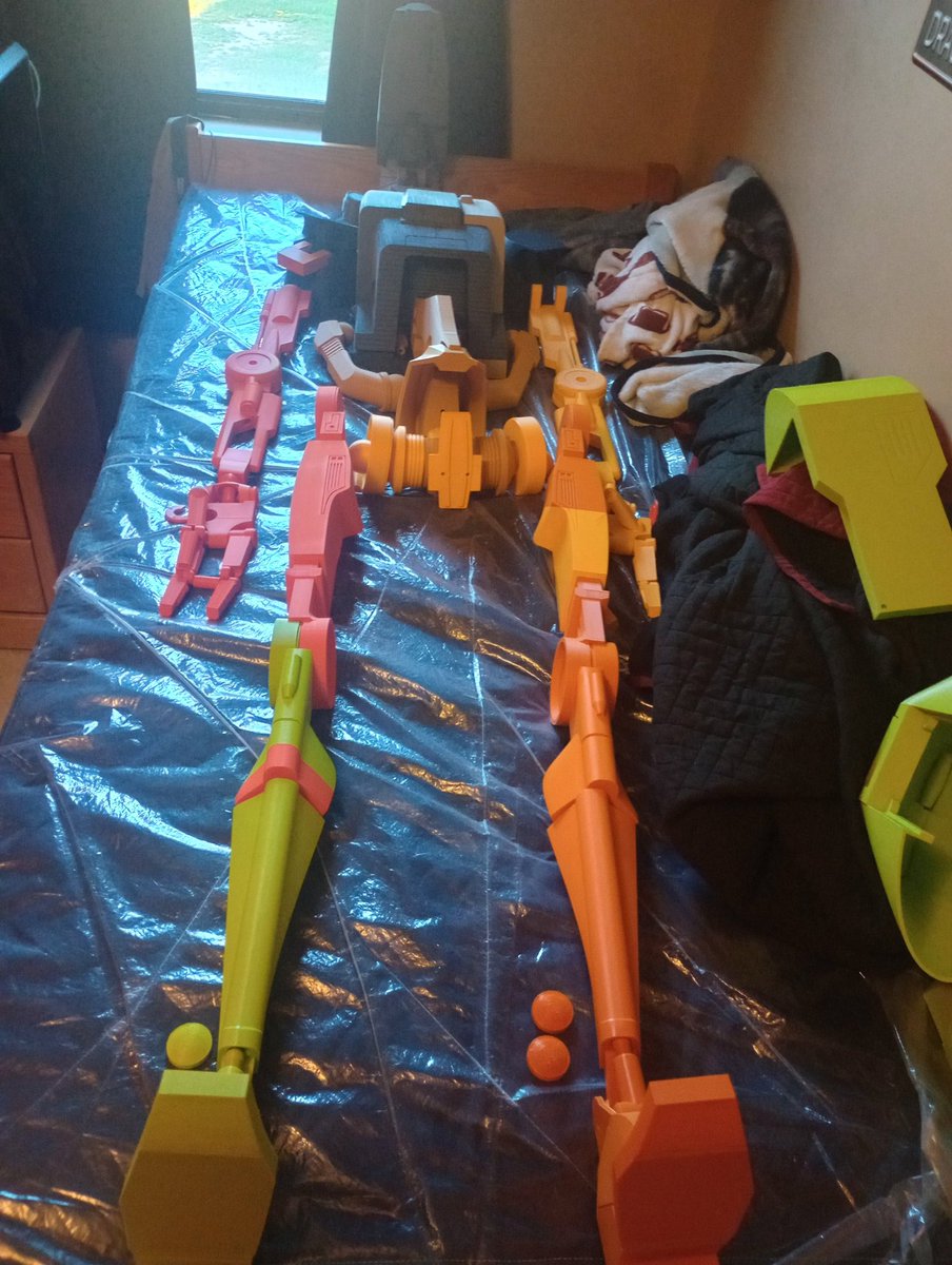 PropsDragon's tweet photo. Finally done printing all the pieces of my droid. Now for the annoying and most time consuming part of this project. Priming and sanding.

#StarWars #starwarsart #starwarsdroid https://t.co/IRY6OEnnnz