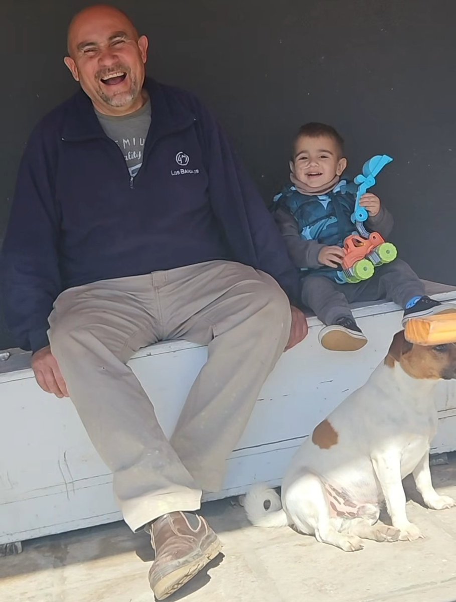 Lo hago sonreír mucho a mi abuelo que es serio y mi mamá nos saca fotos ♡

Hila, sos mágico ✨️💛