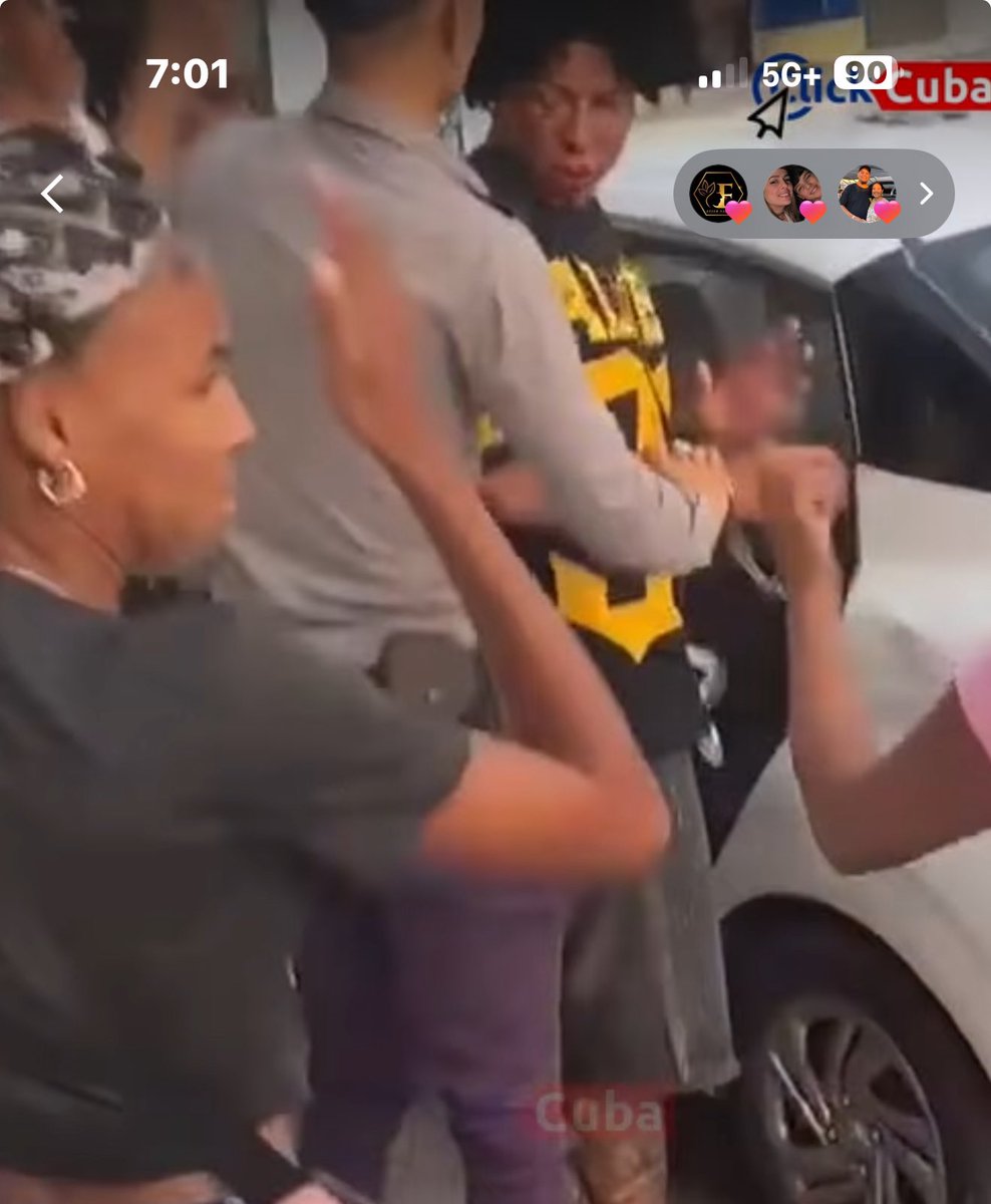 POR CULPA DEL CRIMINAL

Por su culpa el pueblo muere, pasa habré, es encarcelado, es golpeado, robado, despojado de su tierra y futuro, por su culpa el pueblo huye al exilio. Estos no son gobernantes, son criminales al mando, los policías son delincuentes pandelleros. ¡QUE PAGUEN