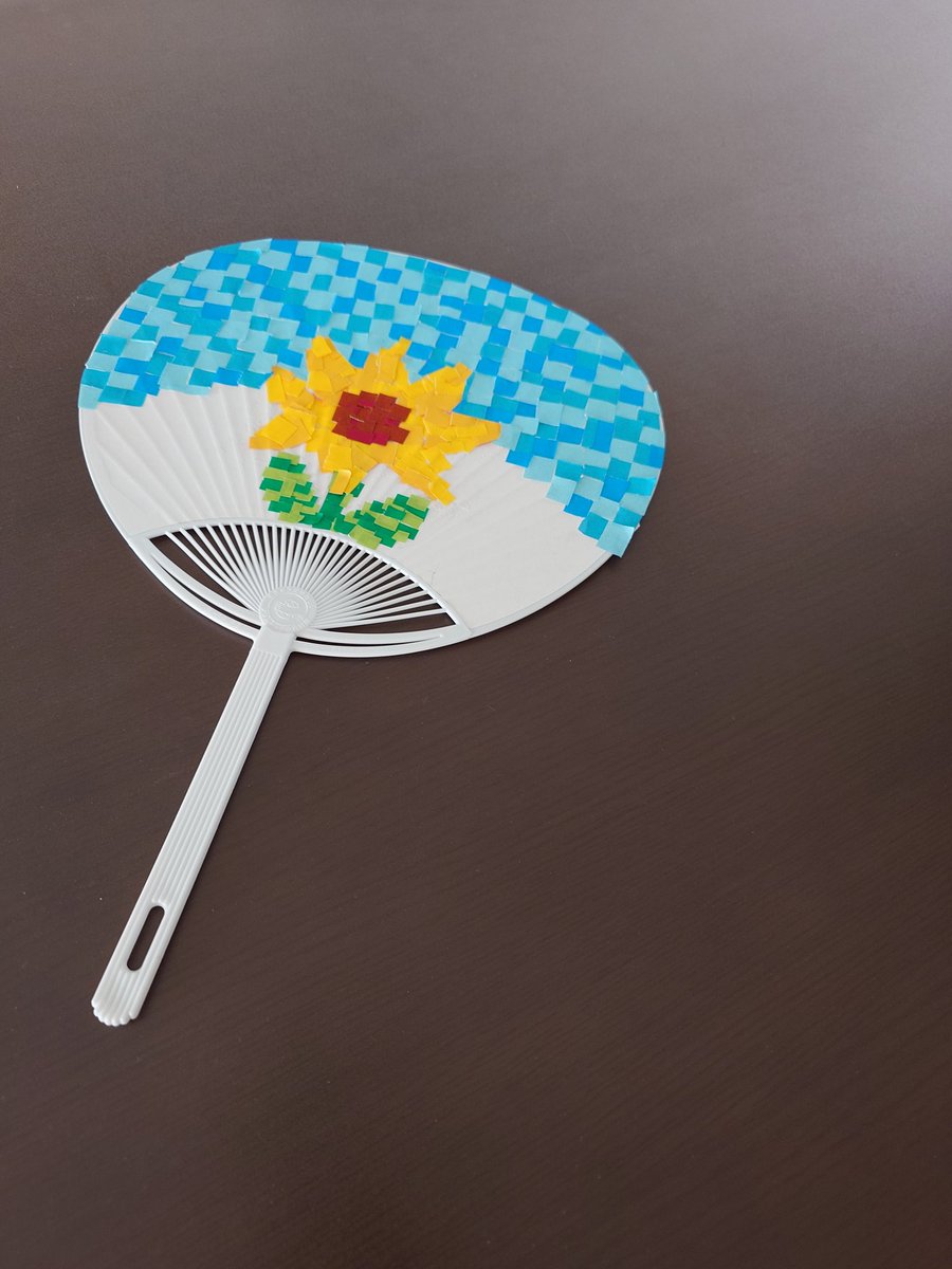 皆さまいつもありがとうございます❣️

教室でうちわを作りました🌻

折り紙を小さく切って少しずつ

貼るので1ヶ月以上かかりましたが

可愛らしいうちわの完成です🤗

色のトーン違いを少しずらして貼ると

グラデーション風になって変化が

出て来ると思います🧮

皆さまも涼しく過ごせますように🌿