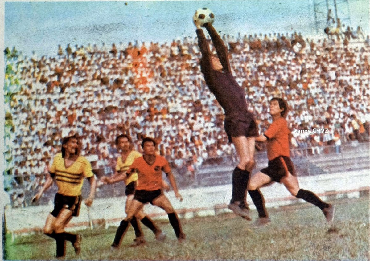 DiegoColonES's tweet photo. FAS v. Platense - 1975

El portero de Platense, Albert Fay, se queda con un balón que buscaban David Cabrera y “Conejo” Valdés de FAS, en partido de la LMF. Los defensas plateados Pedro Silva y Carlos Hernández observan la acción. 

Foto de EDH vía Anner Cavez. https://t.co/RwKNOQ6WpV
