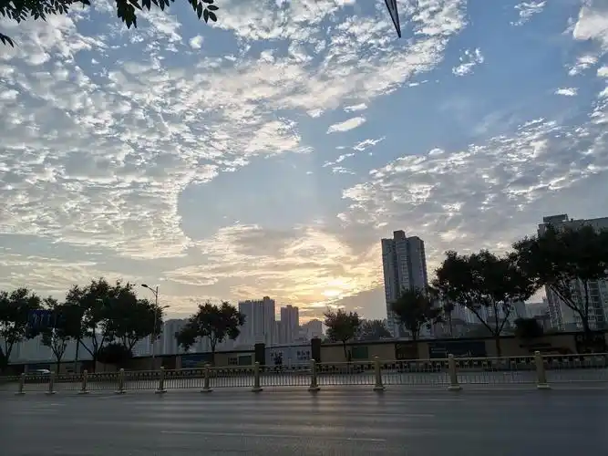 都市の朝、空の雲が風に流れ、新しい一日の挑戦を迎えます☁️🌅
#朝焼け #都市の景観 #朝の雲