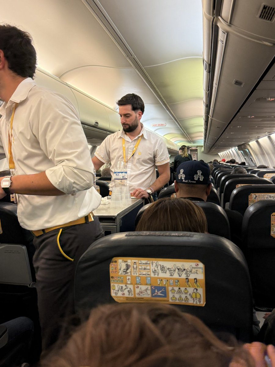 Nahuelsm2201's tweet photo. @flybondioficial te reparte agua “de cortesía” mientras esperas 45 minutos sentado arriba del avión esperando para despegar… https://t.co/WbjrJfxcXa