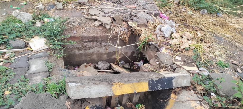 malik_vidya's tweet photo. @MunCorpGurugram @cmohry @NayabSainiBJP @Rao_InderjitS @RaoNarbir @PradeepIAS_HR @DC_Gurugram @diprogurugram1 @DiprHaryana @MoHUA_India Sewer overflowing or blocked , broken but no action by authorities working under the kind control of CM Nayab Singh Saini. Only the cover part of the drain is cleaned and the pic taken and uploaded  on social media wah wahi lootne ke liye. But actually no work on the road. https://t.co/lqXHZkmt0V