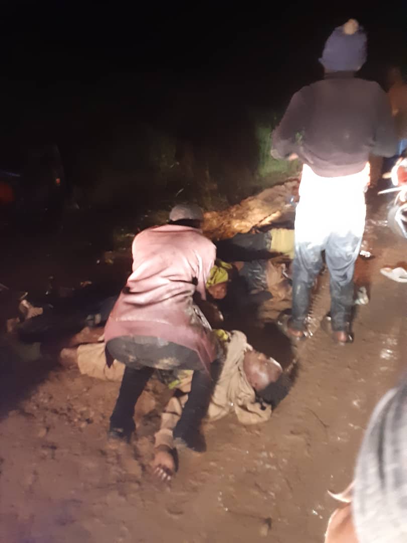 KalubaBene2003's tweet photo. ⚫ Tristesse à Beni : 7 morts dans un accident à Balombi, dont plusieurs joueuses de football féminin après un match amical à Lume.
Parmi elles : Sisca Kombi, Kavugho Ndina, Merile Mughole, Kabébé, Naomie Lembe &amp; Germaine.
Condoléances aux familles 🕊️

#Beni #RDC https://t.co/rmyx2sxIVT