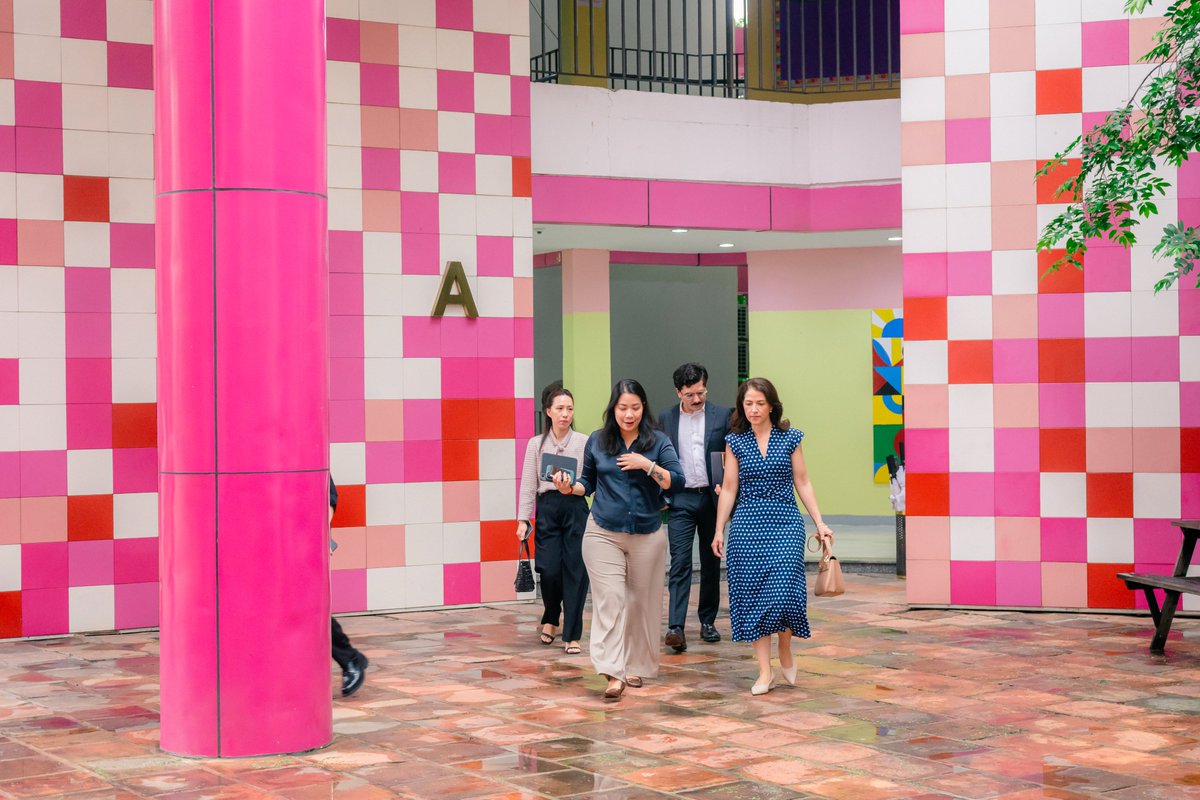 EmbColVietnam's tweet photo. Hemos tenido un primer y gran acercamiento al #THGroup, a quienes agradecemos su interés en Colombia 🇨🇴. Nuestra visita a las instalaciones del TH School y la tienda TH confirma el potencial de las relaciones Colombia-Vietnam 🇨🇴🇻🇳 para construir felicidad #TrueHope, el intercambio académico y el comercio. Ambos ganamos si apostamos a la complementariedad!
--
Chúng tôi đã có một cuộc tiếp xúc làm việc đầu tiên rất thành công với TH Group và xin gửi lời cảm ơn tới #THGroup vì đã dành sự quan tâm cho Colombia 🇨🇴. Chuyến thăm đến các cơ sở của TH School và cửa hàng TH đã cho thấy tiềm năng phát triển quan hệ của Colombia–Việt Nam 🇨🇴🇻🇳 trong việc góp phần xây dựng hạnh phúc #TrueHope, thúc đẩy trao đổi học thuật và thương mại. Cả hai bên đều sẽ hưởng lợi nếu chúng ta biết tận dụng thế mạnh của nhau!