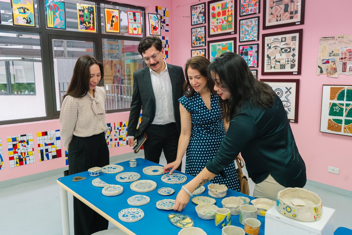 EmbColVietnam's tweet photo. Hemos tenido un primer y gran acercamiento al #THGroup, a quienes agradecemos su interés en Colombia 🇨🇴. Nuestra visita a las instalaciones del TH School y la tienda TH confirma el potencial de las relaciones Colombia-Vietnam 🇨🇴🇻🇳 para construir felicidad #TrueHope, el intercambio académico y el comercio. Ambos ganamos si apostamos a la complementariedad!
--
Chúng tôi đã có một cuộc tiếp xúc làm việc đầu tiên rất thành công với TH Group và xin gửi lời cảm ơn tới #THGroup vì đã dành sự quan tâm cho Colombia 🇨🇴. Chuyến thăm đến các cơ sở của TH School và cửa hàng TH đã cho thấy tiềm năng phát triển quan hệ của Colombia–Việt Nam 🇨🇴🇻🇳 trong việc góp phần xây dựng hạnh phúc #TrueHope, thúc đẩy trao đổi học thuật và thương mại. Cả hai bên đều sẽ hưởng lợi nếu chúng ta biết tận dụng thế mạnh của nhau!