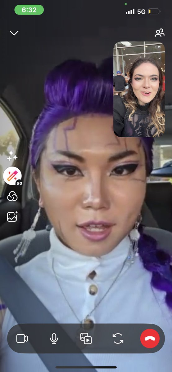 being a cosplayer is so so silly cuz why is rumi doing a fancall with 2B from nier:automata😭🙏