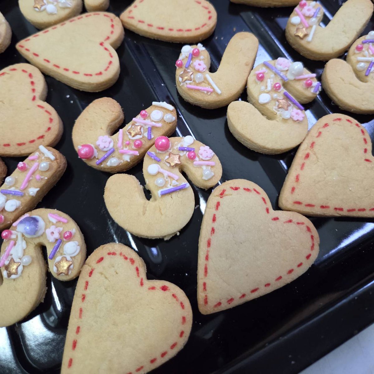 ขออวดงานลูกค้าที่ละเมอได้มีโอกาสทำ giveaway คอนเสิร์ต NCT DREAM เมื่อวันที่ 16-17 สิงหาคมที่ผ่านมาค่ะ!🤍

โดยคุณลูกค้าเลือกเป็นคุกกี้ตัวอักษรย่อชื่อของเมมเบอร์ติดด้วยเกล็ดน้ำตาลแบบไม่ซ้ำกัน เมอสนุกมากที่ได้ทำงานนี้ค่ะ ☺️
ใครสนใจสั่งได้นะ!

#madebylamer #รับทำของแจก #รับทำgiveaway