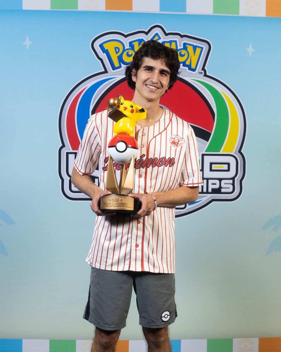 Wir präsentieren die Champions des Pokémon-Sammelkartenspiels bei den #PokemonWorlds 2025! 🏆

Yuya Okita – Junioren
Fuguan Liao – Senioren
Riley Mckay – Meisterklasse

Herzlichen Glückwunsch an alle, die sich den Weltmeisterschaftstitel geholt haben!