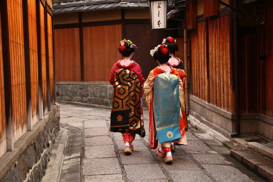 花街の違法行為？給与月5万は現代の奴隷そのもの？

まじで終わってんな

でもごめんやけど嫌ならやらなきゃいいじゃん？

え？逃げられる場所がないって？
知らんがな
私はほんま親に感謝してる笑笑笑