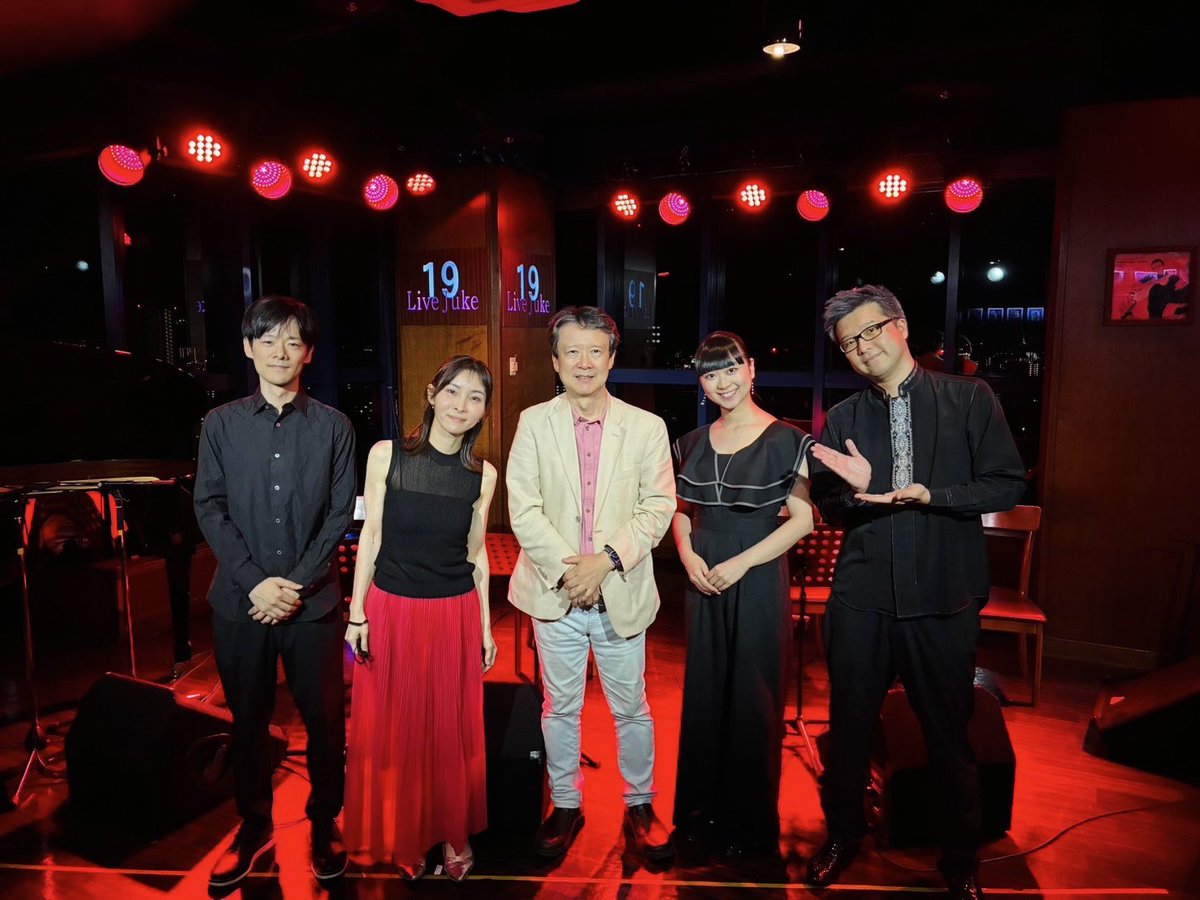 sho_884's tweet photo. 広島LIVE19で演奏させて頂きました♪
最近クラシックギターを始められたという方もにもお会い出来て嬉しかったです。dflatさん皆様ありがとうございました！

#Dflat さん（Pf. Comp.） 中川貴美子さん (Vn.) 榎かぐやさん （Ob.）奥泉貴圭さん （Vc.） https://t.co/q74K1VpxSP