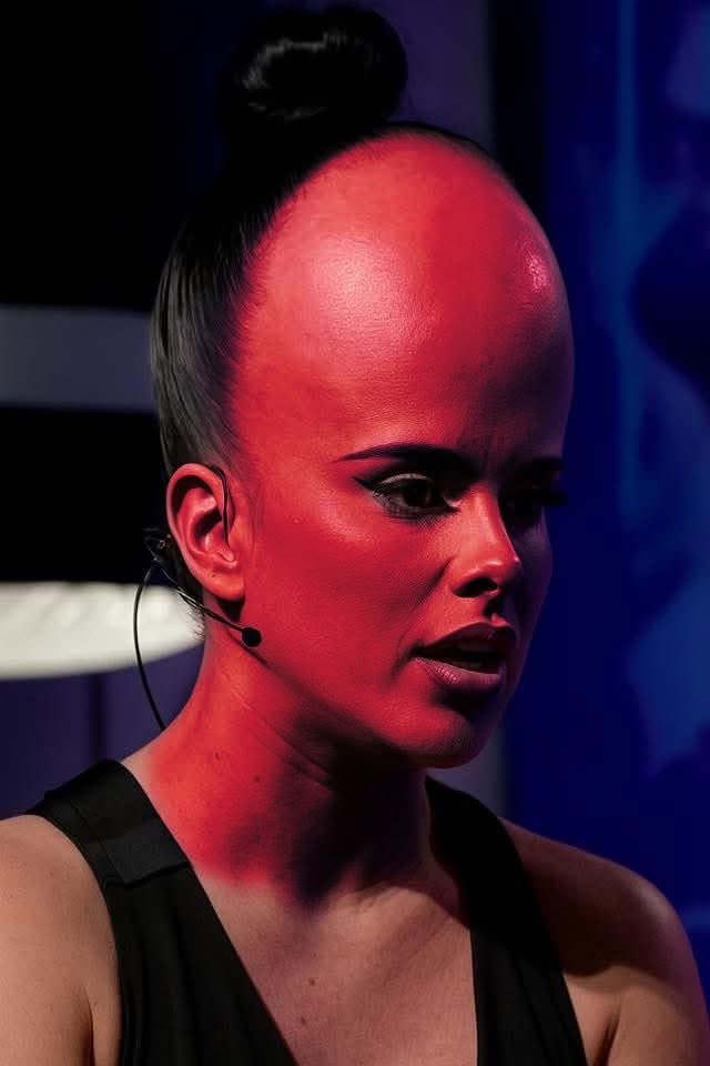 Gala - me da una pizza 
Dominos - familiar?
Gala - quien te enseño eso Adrián Marcelo?