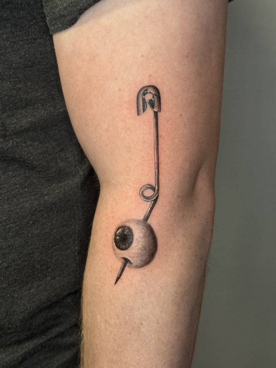 mxrisatatz's tweet photo. the drawing vs the tattoo https://t.co/fHdesg46X1