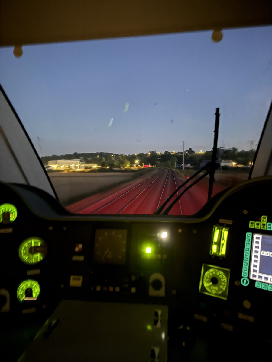 The last avant les vacances enfinnnn💪🏼
Pour rien changer un petit demi tour vers la capitale des Ducs de bourgogne ☺️
#TER893150 NV (5h31) - DN (7h48)
#TER893009 DN (8h12) - NV (10h29)