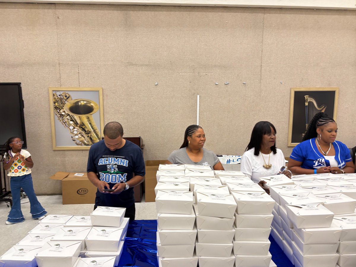 DrSetItOff's tweet photo. The Sonic Boom Alumni Association and the Alumni J-Sette Organization, fed the 300 plus @SonicBoomOTS following Thee Merge on Saturday. #SBAAPresident #DrSetItOff https://t.co/7RMTRBIM9V