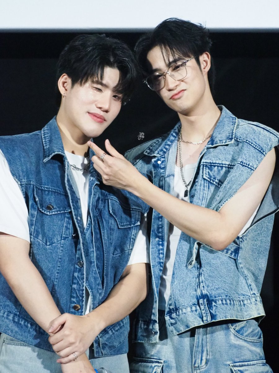 และนี่คือ2คนที่เล่นกล้องบ่อยที่สุด ถ่ายไปถ่ายมาเต็มเครื่องเลย ดูท่าจะโดนตกซะแล้ว🫣

หมาน้องEP4
#DogBroEP4 #kongphom_fw #skychaithawat