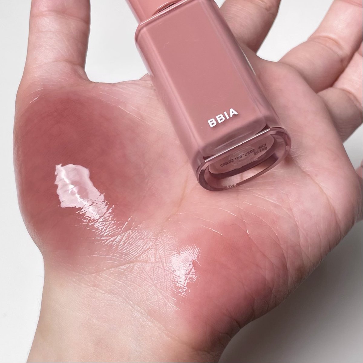 bbia สี 19 choco คือสวยมากกกก เป็นโทนชมพูน้ำตาลตุ่นๆ ที่โคตรละมุน ดูนัวแบบโทนผู้ดีมากกกก สีสวยแพงนึกว่าทาลิป 1000 2000 แล้วสเตนทนติดปาก กินข้าวกินน้ำแทบไม่หลุด