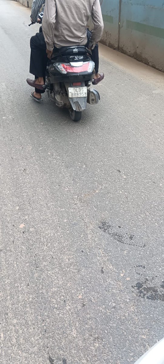 sanjeevdogra's tweet photo. Dear,@DelhiPolice @dtptraffic Two men (fully drunk and without helmet )around 8am today morning, after a mild misunderstanding during left turn(Near Gurudwara J block Saket),started abusing and threatening my wife and my mom that they will rape them and kill them.Can you help us? https://t.co/nJ93LLGIU5
