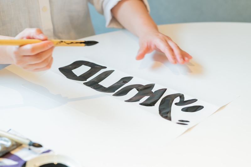 【記事を書いたよ〜】

寄席文字の職人・橘さつきさん（ <a href="/v3rF7nIv6rHGLPw/">橘さつき／荒井三都季</a> ）に取材しました。寄席で目にするあの文字が、目の前で書かれる感動…その道を志した経緯や、修行の日々もお伺いしています。読んで〜〜

e-aidem.com/ch/jimocoro/en…