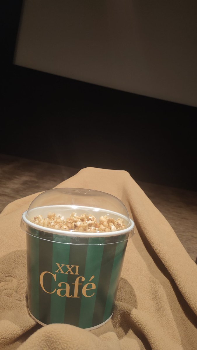 Bentar lagi ketiduran ini, konsepnya Layar yg nontonin 😞
