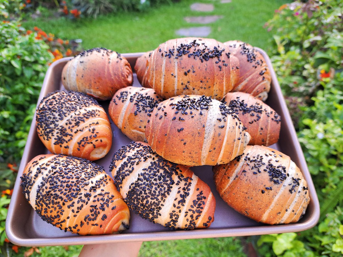 วันนี้มี ชิโอะปังงาดำ ตามคำขอท่านแม่ผู้ชื่นชอบงาดำ 

ใช้งาดำคั่วบดผสมในโดว์ 
หอมๆ มันๆ