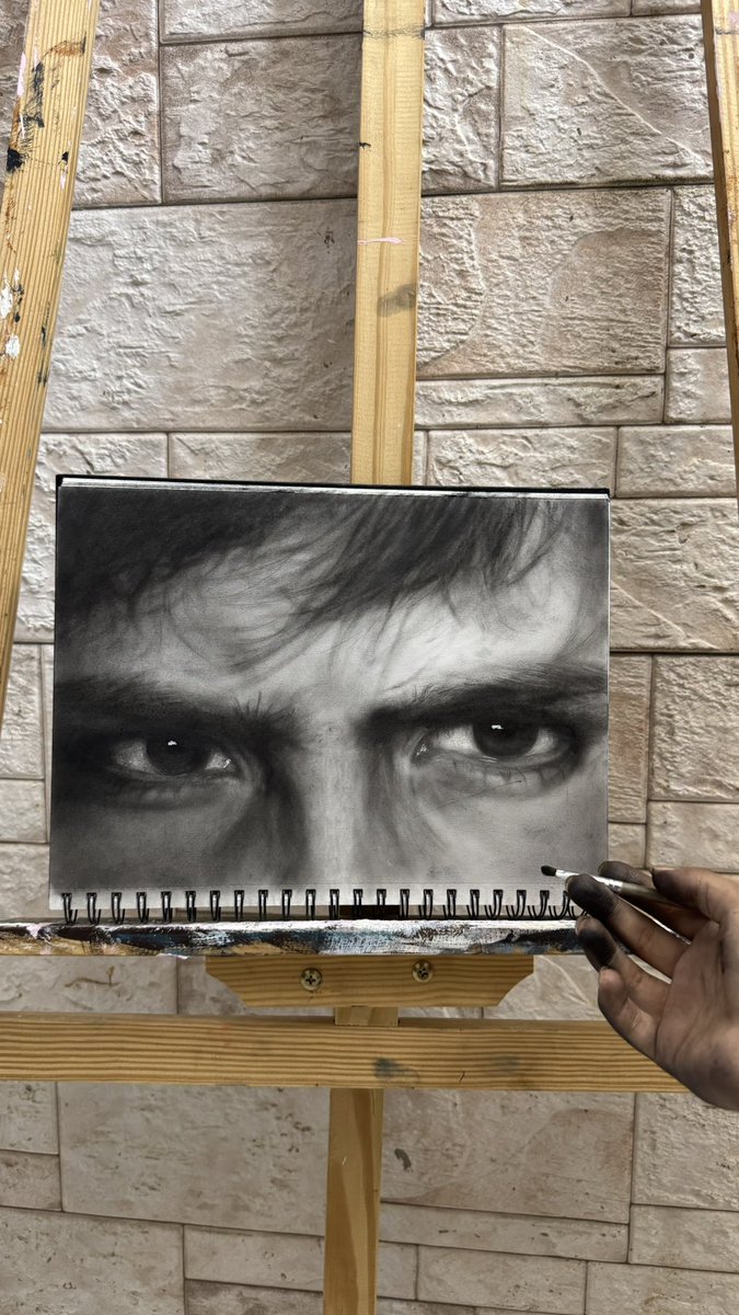 "تُخفي العيونُ دموعَها كبرياءً
كأنها لم تَذُقْ يومًا عناءً"

- إيليا أبو ماضي