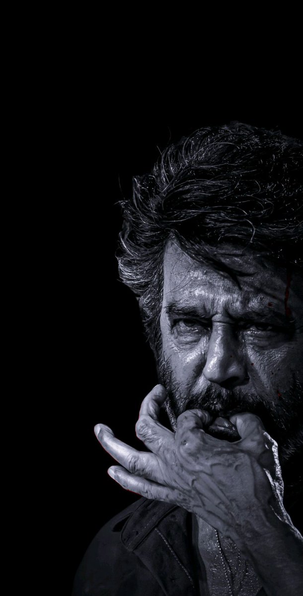 #CoolieReview 

இந்த விசில் அடிக்கிற Poster ஏன் ?

தலைவரை கொல்ல ரவுடிங்க மேன்ஷனை ரவுண்ட் கட்டுறாங்க.

தலைவராட கூலிகள் 18 பேர் இருக்கும் தனித்தனி ரூமுக்குள்ள போய் அவங்க கழுத்துல கத்தியை வைக்கிறானுங்க.

அப்போ தலைவர்க்கு முன்னாள் இருக்கும் ஒருத்தன் சொல்லுவான்,

நீ யாரு என்ன,உன்