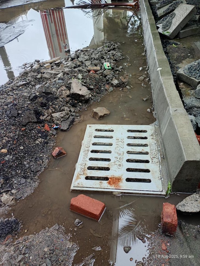 AwakenedCommon's tweet photo. Very beautiful work done by you @mybmcWardRN . Any accountibility?

Service road of Opposite side of Dahisar East metro station, near Nirmal chsl https://t.co/LhOq15f2XF