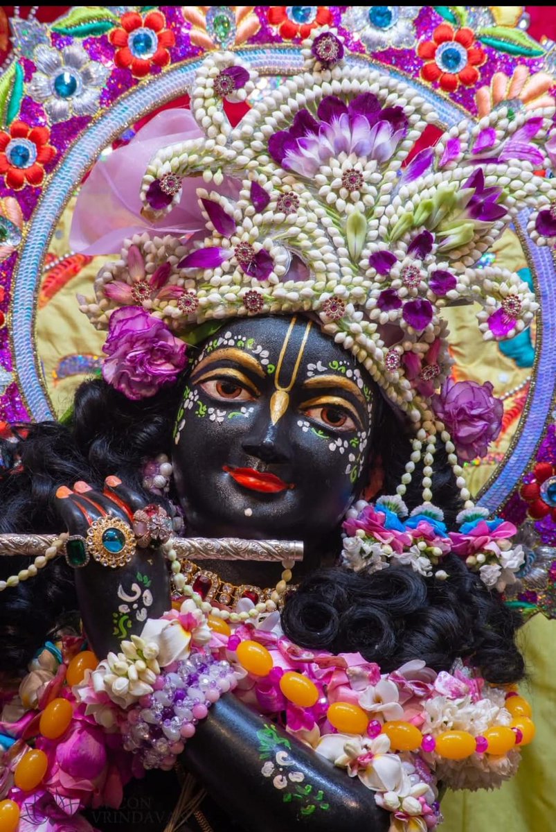 अव्यक्तं व्यक्तिमापन्नं मन्यन्ते मामबुद्धयः ।
परं भावमजानन्तो ममाव्ययम् अनुत्तमम् ॥🌺🌿

इस श्लोक का अर्थ है:

"जो लोग मेरी परम प्रकृति को नहीं जानते हैं, जो अविनाशी और सर्वोत्तम है, वे मुझे, जो अव्यक्त हूँ, व्यक्त रूप में आया हुआ मानते हैं।"

अर्थात्, जो लोग भगवान की दिव्य