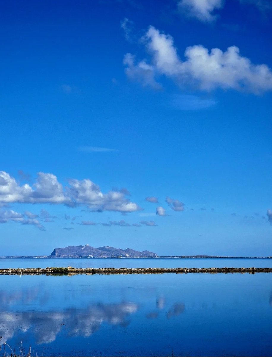 Quando il mare diventa tela e le nuvole pennellate leggere.

#VoceEDelizia 

#buongiorno 

📸Marcello Ingrassia
