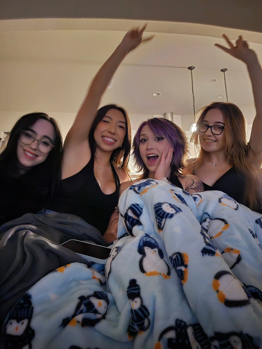 Vibey night with the gurls 🌙