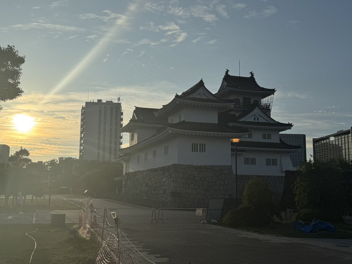 run_blk's tweet photo. 旅行3日目。富山市〜新潟県魚沼市、南魚沼市
(1/5)

朝は富山駅付近。世界一美しいスタバ、富山城とかを見ながら走りました。 https://t.co/RnHRJp61mL