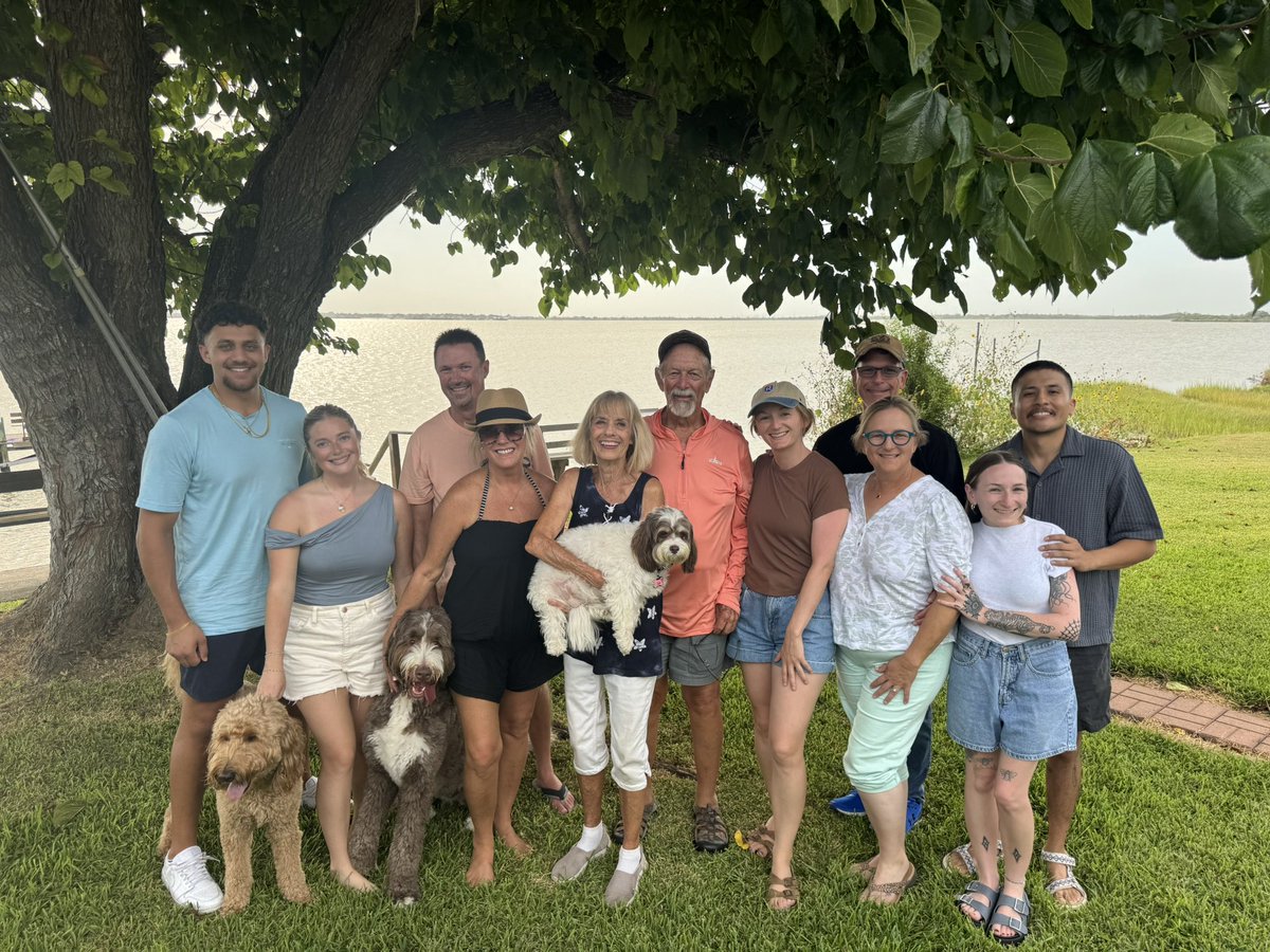 ShandyMan33's tweet photo. Happy 80th Birthday Dad!!  #carancahuabay https://t.co/NnTZD9iqzp