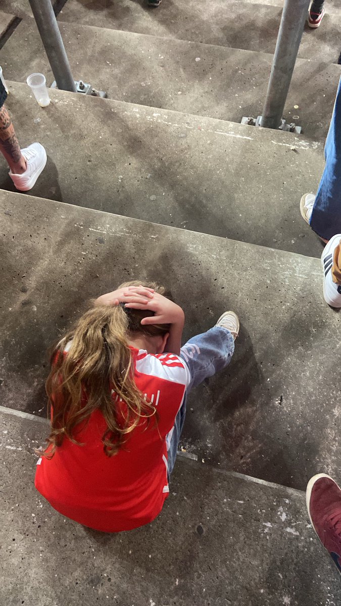 lauracecatto07's tweet photo. minha irmã pediu pra ir no jogo pq é aniversário dela, ai que dó KKKKKKKKKKK https://t.co/slH7N6nVI3