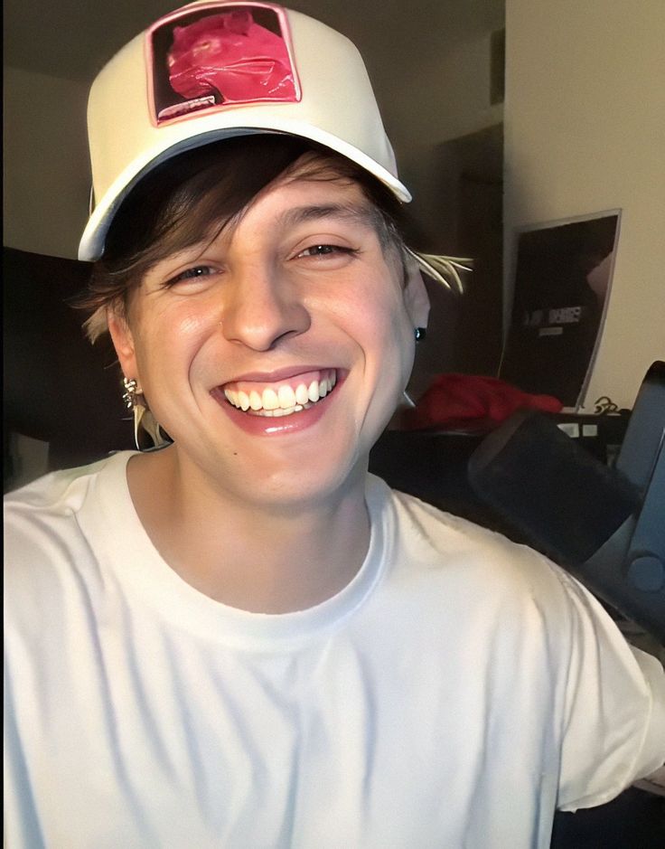 Holi, soy Vic y tengo 20😛 Sigo a Chris desde 2016 y el orgullo que siento por cada cosa que hace es impresionante, amo verlo en esta etapa de solista y amaría verlo por primera vez en una premiación 🤍

#PremiosJuventud #QUIEREME #ChrisVelezEnPJ
<a href="/CVNCREWARG/">CVN Crew Argentina🇦🇷</a> <a href="/christophervele/">Christopher Velez 🔺</a>