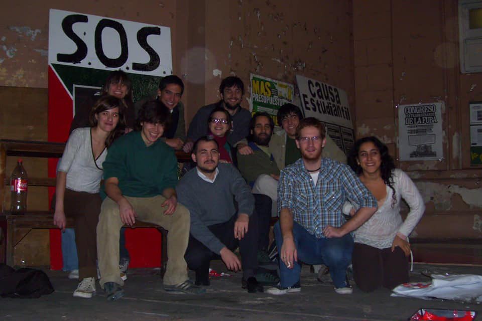 Hace 19 años nacía la Mella. Nacimos con un compromiso: pintar de pueblo nuestra universidad. 

19 años después, es a uno de nosotros a quien le toca la tarea ponerle un freno a la crueldad y, sobre todo, de volver a representar 💚