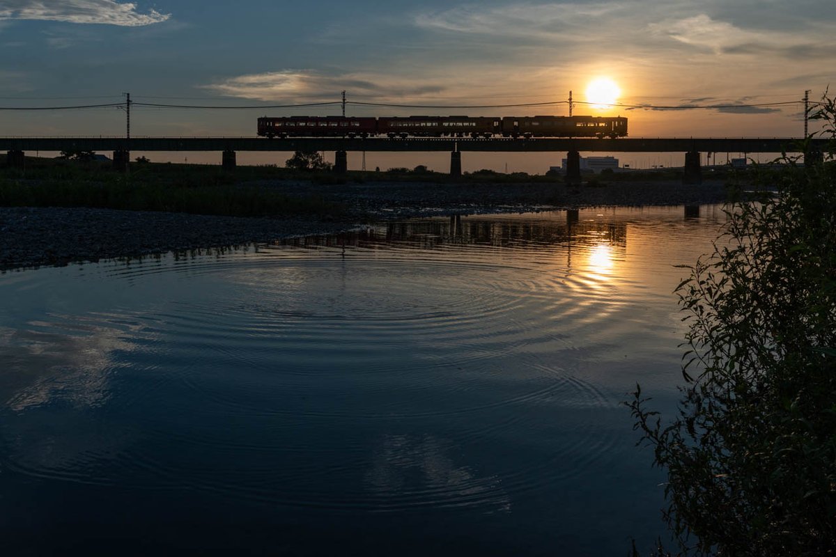 昨日の夕景、別カットで再現像と切抜き
水面が寂しかったので小石使ってます。
あまり波紋が綺麗じゃなかった🥲

#伊予灘ものがたり
#予讃線