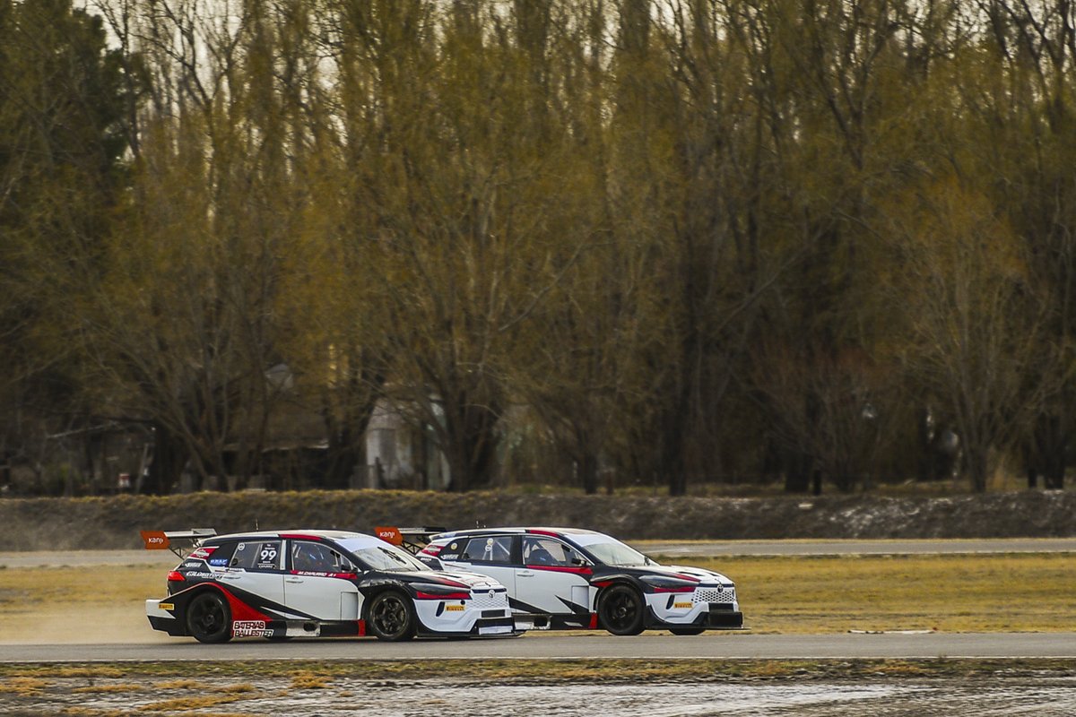 El resultado le permitió escalar en el campeonato

Matías finalizó 7° en la carrera que disputó este domingo el #TC2000 en #GeneralRoca, el piloto de #Necochea sumó puntos al campeonato logrando escalar al octavo lugar de la tabla
👉 facebook.com/MatiasCapurroOk 👀